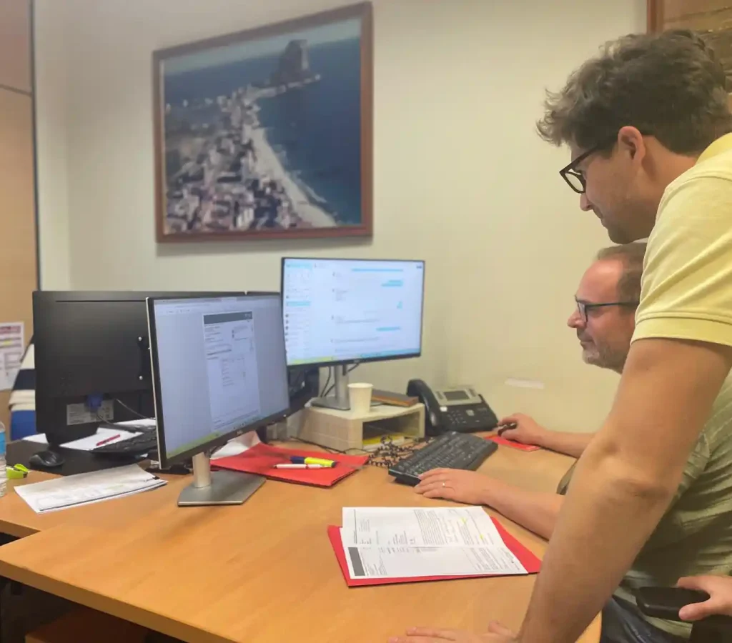 abogados revisando documentos digitales